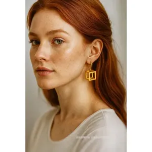 SOUMYA CREATIONS - Pendientes Colgantes Geométricos de Latón Hechos a Mano para Mujer, Chapados en Oro, con Concha y Circonita, de la India (Rajasthan) - Product Image 1