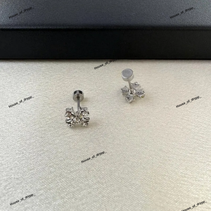 Boucles d'oreilles en argent 925 serties de diamants de moissanite, motif floral minimaliste, pour un usage quotidien, bijoux de perçage - Product Image 3