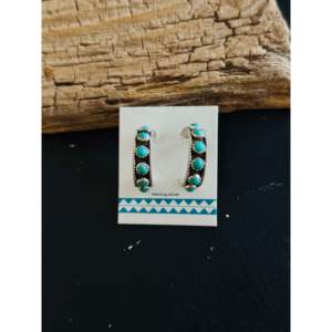 Pendientes de Aro de Plata de Ley y Turquesa Kingman, Hechos por los Navajo, Joyería Cultural Coleccionable para Agregar Estilo a tu Look - Product Image 1