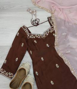 Ensemble Kurta élégant embelli avec détails perlés et tenue de fête festive Dupatta pour femmes Look ethnique glamour - Product Image 4