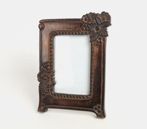 Cadre photo moderne sculpté à la main en bois de manguier au design floral pour photos de 5x7 pouces - Product Image 1