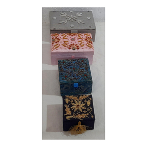 Boîtes de rangement pour bijoux en broderie, différentes couleurs et formes décoratives faites à la main, Style Unique, Zari - Product Image 1