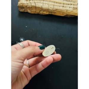 Boucles d'oreilles clous Wydelle Billie en buffle blanc et argent sterling avec serti clos - Product Image 5