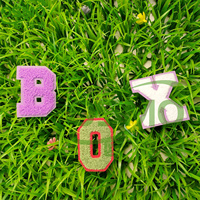 Personnalisé 3D Coudre-Sur Logo Applique Brodé Feutre Chenille Patches Alphabet Lettres Fleur DIY PVC Tissu Décorations pour Chapeaux