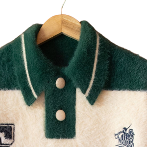 Polo de Punto con Rayas de Mohair, Hilo de Textura Suave, Ropa de Invierno Premium, Cuello Oversize, Bordado Universitario, Corte Casual - Product Image 3