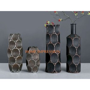 Ensemble de 4 vases et pots à fleurs en aluminium de tailles différentes Accessoires de table au design merveilleux Vases à fleurs pour mariage et événements - Product Image 1