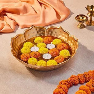 Decoraciones navideñas y de Diwali Portavelas de metal grande con forma de cuenco dorado con diseño martillado Portavelas Urli - Product Image 1