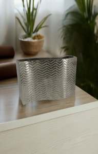 Jarrón de mesa de aluminio con textura ondulada, jarrón decorativo martillado con textura de cincel, florero hecho a mano, decoración del hogar decorativa - Product Image 2