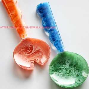 ชุดสลัดแบบหมุนวนน้ำทำด้วยมือช้อนซุปสำหรับเสิร์ฟสลัดช้อนส้อมทำจากเรซิน - Product Image 3