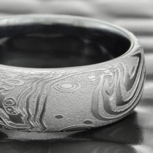 Anillo de boda de acero damasco personalizable, anillo abovedado masculino, patrón de agua corriente, cuchillos OEM hechos a mano, grado de fabricación DIY - Product Image 2