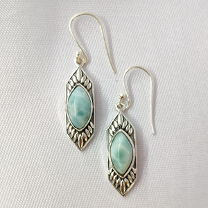Boucles d'oreilles en cristal Larimar de 5,1 grammes, élégantes et légères pour un usage quotidien - Product Image 1