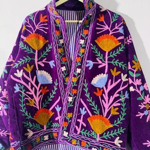 Chaqueta Suzani morada para mujer, chaqueta de terciopelo suave, chaqueta bordada a mano, chaqueta de invierno, disponible al por mayor. - Product Image 3