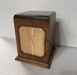 Meilleures ventes Urne funéraire en bois d'acacia gravée de style européen de haute qualité avec cadre photo, directement du Vietnam - Product Image 4