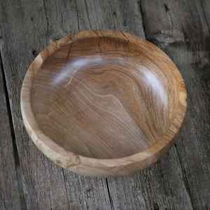 Bol rond en bois fait à la main fabriqué à partir de bois naturel, parfait pour servir des collations à salade ou un décor rustique écologique. - Product Image 4