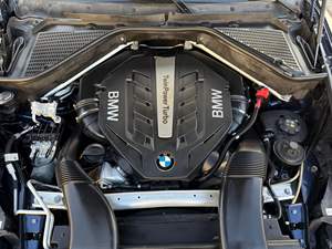 BMW X5 xDrive50i 2012 d'occasion, sans réserve, V8 biturbo, transmission intégrale, packs M Sport et Premium, bleu métallisé Deep Sea - Product Image 6