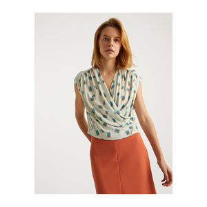 Blusa plisada con doble puño y cuello en V para mujer BGN, modelo S23B363 - Product Image 4