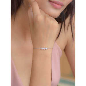 Elegante pulsera americana de tres piedras con diamantes para mujer en diseño plateado - Product Image 2