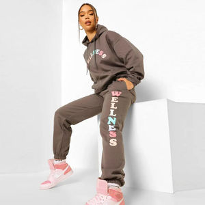 Chándal de mujer personalizado de peso pesado de moda High Street Precio competitivo Traje de sudor apilado Diseño impreso para el invierno - Product Image 5