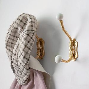 Crochets muraux en laiton faits à la main pour serviettes de salle de bain avec une construction durable pour un usage quotidien - Product Image 3