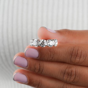 Bague de fiançailles classique exquise à cinq pierres rondes en zircone cubique serties de griffes, magnifique cadeau pour elle - Product Image 3