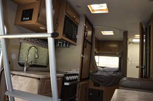 PRÊT À EXPÉDIER - VÉHICULE D'OCCASION CONDUITE À GAUCHE |   Conduite à droite |   Camping-car Thor Motor Coach Daybreak 22GO V8 Power Full Camper EXPRESS 3500 2019 - Product Image 3