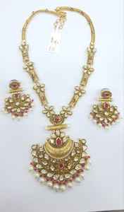 Collar con colgante de diseñador Kundan con piedras verdes y pendientes Regalo de joyería perfecto para mujeres para bodas y celebraciones - Product Image 5