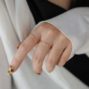 Anillo Delgado Antideslustre con Diamante CZ, Anillo Apilable Delicado de Zirconia Impermeable, Anillo de Banda Dorada, Regalo para Mamá - Product Image 1