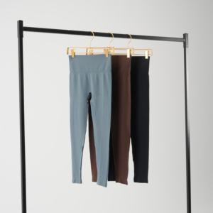 Ensemble de yoga et fitness couleur unie, personnalisable en usine, avec logo imprimé sur mesure, respirant, séchage rapide, taille en V - Product Image 2