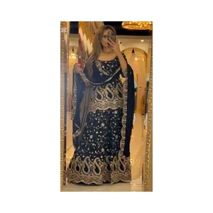 Ensemble de costume pour femme de créateur, orné de paillettes, brodé, pour les occasions spéciales - Product Image 1