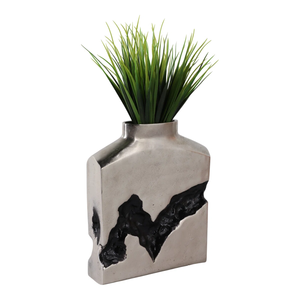 Jarrón de Mesa de Metal Hecho a Mano Chilton con Acabado Plateado Pulido y Adorno Floral Dorado para un Interior Moderno y Sofisticado - Product Image 2