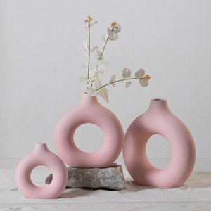 Los más hermosos jarrones de cerámica de color rosa añaden calidez y sofisticación que complementan tanto los interiores modernos como los tradicionales. - Product Image 5