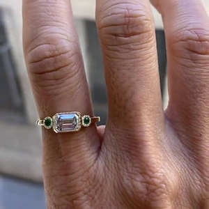 Bague de fiançailles en diamant de laboratoire taille émeraude 1,20 carat, sertie de trois pierres avec accent de perle, bijoux fins pour mariages et cadeaux - Product Image 3