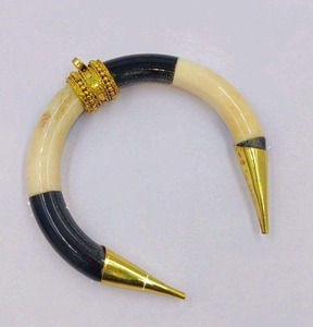 Colgante de Hueso de Buey Natural, Diseño de Colmillo Pulido |   Joyería Tribal - Product Image 5