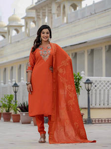 Vêtements occasionnels en soie romaine avec broderie de paillettes Pantalon Kurti et Dupatta Fabricant et fournisseur de l'Inde au taux le plus bas - Product Image 3