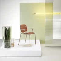 Fauteuil d'extérieur empilable avec assise et dossier en bois de Sapele, structure en métal galvanisé peint pour restaurant, café, terrasse