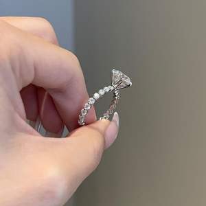 Anillo de Compromiso Solitario con Corte Redondo y Pavé en Oro Rosa de 14K con Diamante Cultivado en Laboratorio, Estilo Elegante - Product Image 4