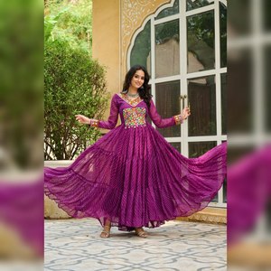 Ensemble de robe de designer ethnique pour femmes bordure en dentelle évasée Kurta Salwar Kameez comprenant Dupatta séchage rapide toutes les saisons indien pakistanais - Product Image 1