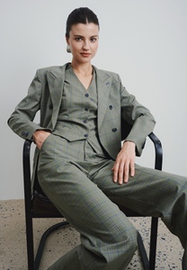 Pantalon olive pour femme, style minimaliste de haute qualité, élégant, imperméable, écologique, en polyester/coton, fabriqué en usine au Vietnam - Product Image 6