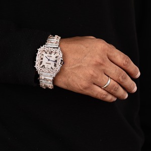 Reloj de Lujo con Incrustaciones de Diamantes para Hombre, Esfera Cuadrada con Bisel de Espinas y Brazalete de Dos Tonos, Elegante para Uso Diario - Product Image 2