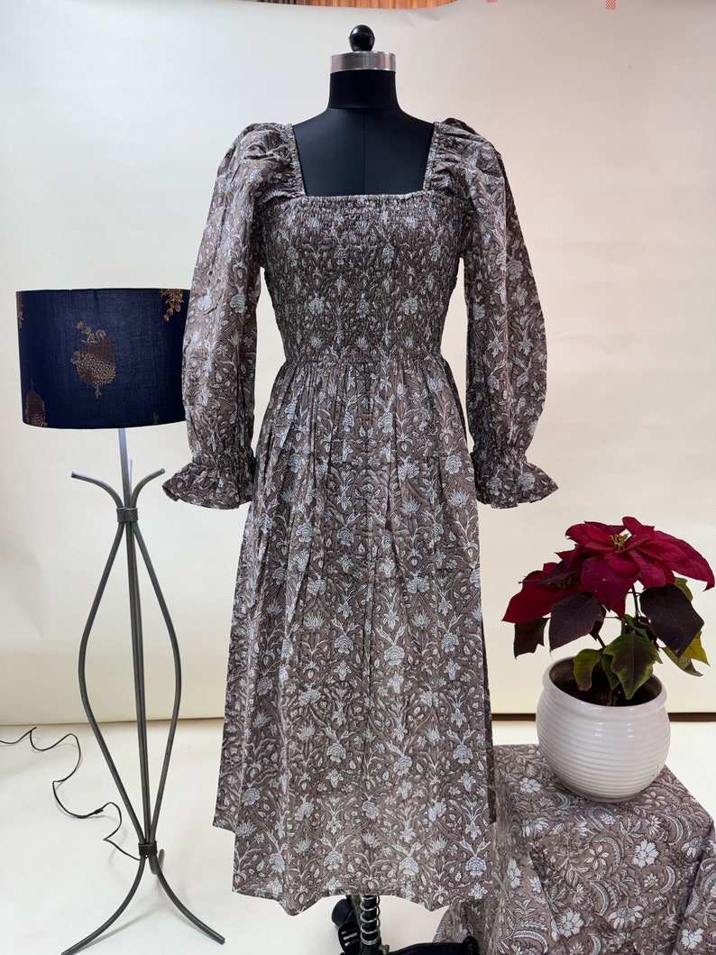 สีน้ำตาลอมเทา