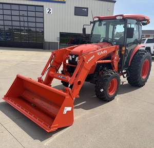 Tractor Kubota MX4900HSTC de 50HP con Cabina de Fábrica, Calefacción/aire acondicionado en el motor y la caja de cambios, Monitoreo Remoto, Bomba/Motor, Descongelación Trasera y Luces de Trabajo - Product Image 1