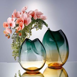 Florero de cristal transparente con base ancha ideal para centros de mesa de flores utilizados en eventos formales y bodas elegantes - Product Image 4