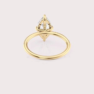 Bague de fiançailles en diamant de laboratoire taille marquise avec bande pavée en or rose/blanc et or jaune 14 carats - Product Image 4