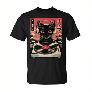 Camiseta Promocional con Diseño Vintage de Gato Japonés con Audífonos Reproduciendo Discos de Vinilo - Product Image 2