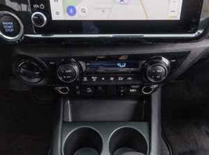 Camioneta TO-YO-TA HI-LUX 2.4MT PICK UP 2024 usada, limpia, de primera calidad. - Product Image 2