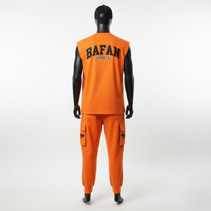 Conjunto de 2 piezas para hombre: Camiseta sin mangas naranja de mezcla de algodón y poliéster y pantalón jogger cargo con logotipo personalizado de transferencia térmica de diamantes de imitación - Product Image 6