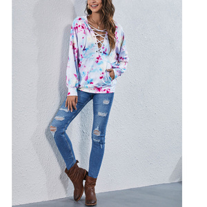 Sweat à capuche court élégant pour femme, à manches régulières, col côtelé, en molleton, avec sublimation et badge personnalisé, style streetwear et sportswear - Product Image 3