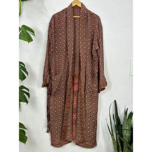 Robe de chambre de luxe pour homme en satin, soie recyclée durable, style kimono vintage, tenue d'intérieur courte, élégante, masculine, classique intemporelle - Product Image 6