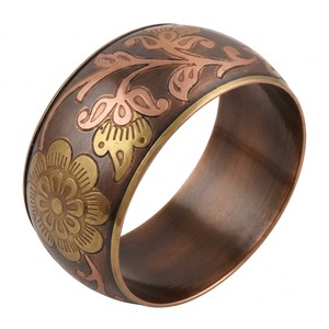 กำไลทองเหลืองโบราณลายดอกไม้สลักลายแบบวินเทจ กำไลข้อมือโลหะแบบกว้าง สลักลายด้วยมือ สไตล์ชาติพันธุ์ ขายส่งเครื่องประดับ ผู้จัดจำหน่าย B2B - Product Image 1