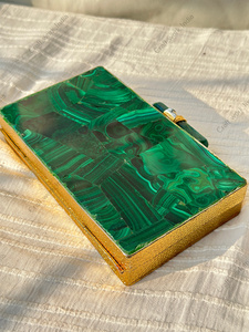 Bolso de Mano Tipo Clutch con Piedras Preciosas de Malaquita Hechas a Mano, Paneles de Mosaico de Piedra Verde Natural, Marco de Metal en Tono Dorado y Cuerpo Rígido - Product Image 3